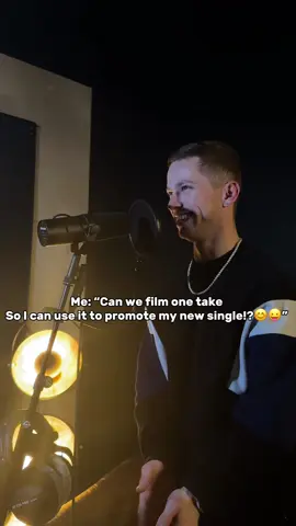 “Should I put Ariana or Zac in the lyric?👀” Team: “yes 💁🏼‍♂️” #caspercircles #newmusic #independentartist #independent #tiktokmusic #circles #recording #live 