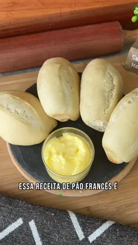 ✤ Pão Francês sem glúten 🥖 ✤ Já salva para não perder essa receita! É a receita mais fácil de pão francês sem glúten e fica uma delícia! ✤ INGREDIENTES: — Mix de farinhas sem glúten (ver abaixo) — 1 colher (sopa) de açúcar — 1 colher chá rasa de sal — 10g (1 sachê) de fermento biológico seco — 7g de fermento químico para bolos — 1 ovo — 30 ml de azeite ou óleo — 280 ml água morna ✤ MIX DE FARINHAS que usei: — 200g farinha de arroz — 50g polvilho azedo — 30g polvilho doce — 30g fécula de batata — 6g goma xantana ✤ PREPARO: Pode ser na máquina ou na mão! 1) Junte todos os ingredientes até virar uma massa. 2) Sove por 10 minutos na mão (com ajuda de uma colher firme) ou 5 minutos na máquina 3) Use farinha de arroz para ajudar a mexer na massa e cortá-la em 8 pedaços iguais (aqui foram 100g cada pedaço) 4) Abra cada pedaço e enrole como mostro no vídeo. 5) Coloque em uma forma enfarinhada 6) Deixe descansar por 45 minutos. 7) Faça os cortes em cima com ajuda de uma faca e borrife água 8) Leve ao forno preaquecido a 200 graus por cerca de 40 minutos.