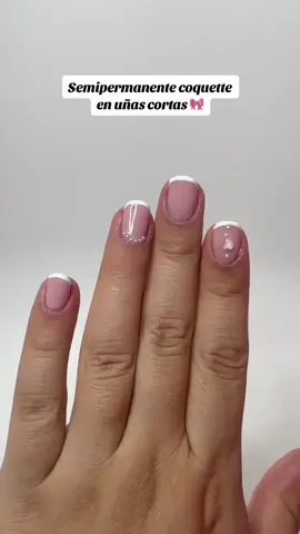Diseño delicado y hermoso para uñas cortas en semipermanente 🎀🫶🏼  . . #uñassemipermanentes #uñassencillas #coquettenails #nailsvideotutorial 
