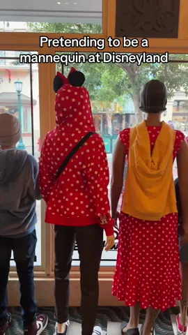 pretending to be mannikins at Disneyland.😂 #fyp #funny #foryou #viral #viral_video #comedy #dudeitsdavid #familyfunpack #fyyyyyyyyyyyyyyyy #disney #disneyland #prank 