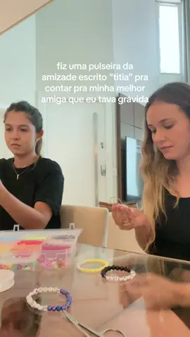 contando pra minha melhor amiga que eu estava grávida com uma friendship bracelet💖 #fy #gravidez #contandogravidez #reacaogravidez #swifttok 