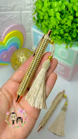 Mais um tutorial maravilhoso de canetas personalizadas do @tio_warley  com manta de strass e tassel pra você escrever em grande estilo😍🖋️ #canetaspersonalizadas  #canetascustomizadas  #canetasbrilhantes  #voltaasaulas2024  #canetas 