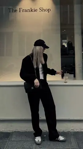 Women Outfit Idea #oodt #outfit #outfitinspo #outfitideas #outfitinspiration #streetwear #StreetStyle #StreetFashion 