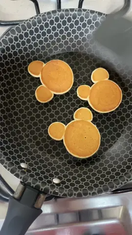 Receita:  01 ovo 02 colheres de sopa de açúcar  01 colher de café de extrato de baunilha 01 colher de sopa de óleo  01 xicara de farinha de trigo  3/4 de xicara de leite 01 colher de café de fermento Modo de fazer: Mistura tudo com um fuê. #lancheiraescolar #lancheira #panqueca 