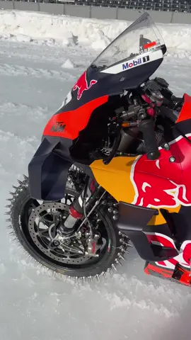 Because #DaniPedrosa doesn‘t ice skate 😎❄️ #MotoGP #KTM #bike #racing #snow  
