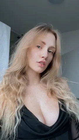 Obsessed w this top 🖤 #ohpolly #wavyhair #blonde #greyeyes #bodygoals #natural #fy #fyp #viral 