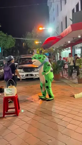 Bukan sembarang katak ini boss😎 asyik goyangan nya bikin ikut goyang💃💃 #fyp #fypシ #fypシ゚viral #beranda #berandatiktok #trending #katakviral ##yxzbc #hobah #funny #funnyvideos #semogatidakfyp #ygy #semogasuka 