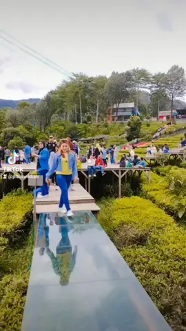 memberanikan diri.... berjoget di jembatan kaca😁