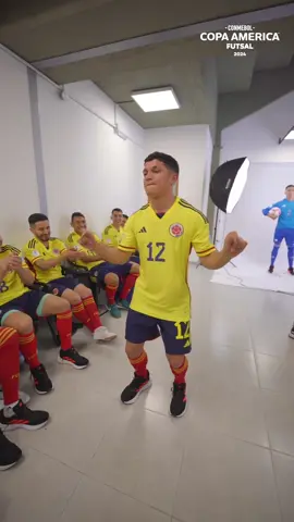 ¡Así se baila al ritmo colombiano! 🎉 📹 La selección de Colombia 🇨🇴 nos mostró algunos pasos en la #CAFutsal 2024 🏆 ⁣ #VibraElContinente 