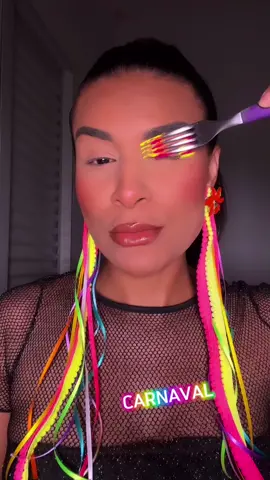 Truque de make de carnaval usando garfo!! 😱😍  Você faria? 🩷❤️🧡💛 By: @Taciara Quatroque  #MakeColorida #MaquiagemVibrante #RainbowMakeup #CoresEspirituosas #DazzlingMakeup #MaquiagemArcoIris #MakeupFun #ColorSplash #MaquiagemCriativa #BrilhoColorido #TonsVivos #FestivalMakeup #MaquiagemFantasia #ColorPop #MakeArcoIris #VividMakeup #MaquiagemNeon #BrightBeauty #ColorfulGlam #MaquiagemArtística #MakeUpColorFest #MaquiagemIntensa #HuesOfBeauty #MaquiagemExuberante #RainbowGlam #MaquiagemCromática #ColorExplosion #MaquiagemSurreal #VibrantHues #CoresRadiantes 