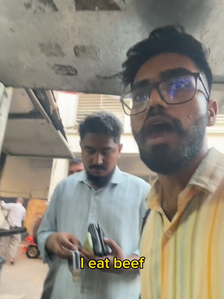 $0.40 chicken burger in Sri Lanka 🇱🇰 #streetfood #colombo #srilanka