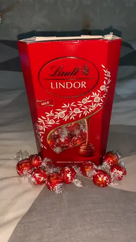 no other chocolate can beat Lindor 🤤#lindor #fyp #xybca #viral #chocolate #food #yummy 