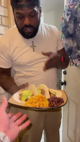 I NEED A PLATE 🤲🏿 🍽️  🎥: babyrokkbezzel #FoodTok #neighbors #bestneighbors #dinnertime 