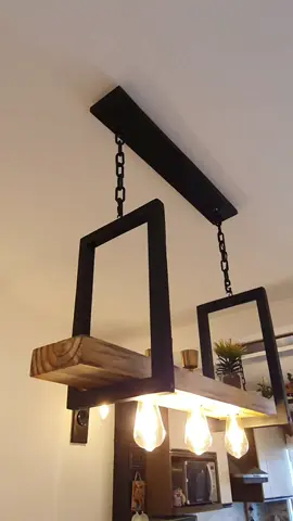 Ilumine seu ambiente com elegância rústica! Lustre Pendente em Madeira: Adicione charme e aconchego ao seu espaço com o nosso lindo lustre pendente estilo rústico em madeira maciça. Feito à mão com cuidado e carinho, este luminária proporcionará uma atmosfera única e acolhedora à sua casa! #lustrerústico #lustredecorda #lustremadeira #lustrependente #lustrevintage #lustreretro #lustreindustrial #lustrefarmhouse #lustreboho #lustreshabbychic #lustredecordanatural #lustredecordasisal #lustredecordajuta #lustredecordapalha #lustredecordarata #CapCut 