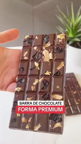 Temos disponivel nossa forma premium em nosso site. Chocolaters vão amar!🤤 . #chocolate #barradechocolate #embalagem #confeitaria #pascoa 