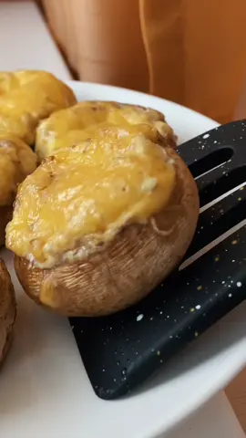 Фаршированные шампиньоны 🤤 Шампиньоны Сыр Чеснок Майонез  У шампиньонов удаляем ножку и делаем углубление в шляпках. Ножки нарезаем , соединяем с тертым сыром, чесноком и майонезом  Шляпки наполняем подучившейся начинкой , посыпает сыром и отправляем в духовку на 20-25 минут при 180 градусах до готовности  Шампиньон выбираем не мелкие , а покрупнее  Количество ингредиентов зависит от количества грибов  Приятного аппетита 😋  #простыерецептынакаждыйдень #простыерецепты #вкусныерецепты #рецептынакаждыйдень #рецептзакупки #рецептгрибов #фаршированныегрибы #праздничныйстол #праздничнаясервировка