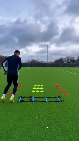 Buat pas latihan sendirian biar ga bingung, ngikutin ini aja 💪🏻 #latihan #latihanbola #latihanfutsal #latihanfisik #cones #cones #sport #football #anakbola #bola 