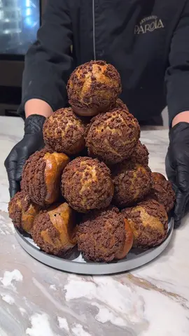 間違いなく日本で1番おいしいチョコレートシュークリームのお店🍫 最高級チョコレートを惜しみなく使って作るクリームは超濃厚で、ザクザク食感のシュー生地と相性ばっちり！ バレンタインのプレゼントにもぴったりしチョコ好きの人は絶対食べた方がいいと自信もっておすすめできる🍽️ 📍有楽町「パティスリーパロラ」 #東京グルメ #東京カフェ #有楽町グルメ #chocolate #tokyo #japanesefood 