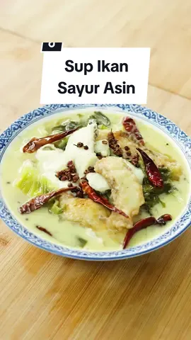 Sup Ikan Sayur Asin / Suan Cai Yu ini salah satu menu yang wajib ada saat perayaan Imlek bersama keluargaku. Bikinnya gampang tapi hasilnya nggak kalah sama buatan resto. Kuncinya aku pakai Royco Saus Tiram, yang rasa tiramnya berasa banget dan nggak amis. Oiya, Resto Mewah kolaborasi aku bareng @roycoindonesia bakal hadir langsung lho, tanggal 11 Februari nanti di Pantjoran PIK. Eventnya bakal seru banget karena aku nggak akan masak sendirian. Royco juga akan bagi-bagi makanan gratis. Penasaran aku masak sama siapa? Yuk pantengin instagram @roycoindonesia buat info selengkapnya! See you there!  Resep Sup Ikan Sayur Asin / Suan Cai Yu (untuk 5 porsi)  Bahan marinasi ikan: 360 gr ikan gurami filet 1 sdm maizena ½ sdt garam 1 sdt gula pasir 1/8 sdt merica ½ sdm putih telur  Bahan tambahan marinasi untuk ikan goreng: 3 sdm maizena 2 sdm air  Bahan kuah: tulang ikan 7 cm jahe, iris 10 siung bawang putih, belah dua 3 batang daun bawang son, potong besar 2 iris besar lemon 250 gr sayur asin, potong ½ sdm merica sichuan 15 gr cabai rawit kering 1.5 liter air 3 buah asinan plum 3 siung bawang putih geprek ½ sdm saus tiram ½ sdm kecap ikan 1 sdt kaldu ayam bubuk ½ sdt garam  Pelengkap: nasi putih / mi  Cara membuat: 1. Filet ikan kemudian potong-potong. Marinasi dengan maizena, garam, gula pasir, merica dan putih telur, aduk rata 2. Panaskan minyak, goreng tulang ikan hingga kering, tiriskan. Sisihkan sebagian minyak lalu tumis bawang putih yang di belah dua dan jahe hingga wangi  3. Masukkan merica sichuan dan cabai rawit kering, masak hingga wangi, tiriskan 4. Tumis sayur asin sesaat lalu masukkan air, tulang ikan, daun bawang son, bawang putih geprek, lemon dan asinan plum. Masak hingga mendidih 5. Tambahkan kecap ikan, saus tiram, kaldu ayam bubuk dan garam, masak selama 5-10 menit 6. Bagi dua ikan, tambahkan maizena dan air untuk ikan yang akan di goreng, aduk rata lalu goreng hingga kuning keemasan, tiriskan 7. Masukkan sisa ikan filet ke dalam kuah. Masak selama 1 menit kemudian masukkan bahan tumisan aromatik dan ikan goreng, masak sesaat 8. Sup Ikan Sayur Asin / Suan Cai Yu siap disajikan  #MurahEnakWah #LezatAlaResto 