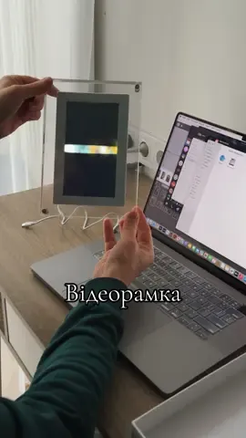 Перед відправкою записуємо на відеорамку #фотографії чи #відео для того, щоб ви могли перевірити при отриманні #напошті. #Внаявності залишилось лише 5 рамок.  Наступна поставка в березні, тому поспішіть . . #відеорамка #цифроварамка #фотощооживає #новинка2024