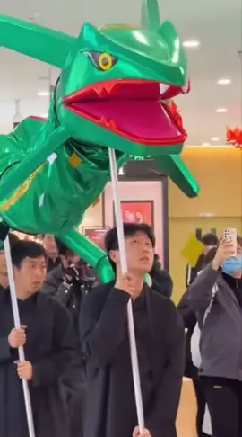 2024 🐲🐉龙年就是要来点不一样的舞龙 🤣🤣🤣 神奇宝贝 Rayquaza 哈哈哈 创意创新 2024 🐲🐉The Year of the Dragon means a different kind of dragon dance 🤣🤣🤣 Pokémon Rayquaza hahaha Creativity and innovation #cny2024 #马来西亚 #malaysia #malaysiatiktok #liondance #mualan #tariansinga #barongsai #醒獅 #醒狮 #舞狮 #liondancer #liondanceperformance #liondancecompetition #liondancelife #高桩 #高桩舞狮 #高桩舞狮🦁 #高桩舞狮表演 #舞狮生活 #舞狮比赛 #舞狮表演 #舞狮运动 #liondancemalaysia #liondance2024 #múalan #múalan2024 #lansurong #lansurong2024 #liondancing    #新年快乐 #恭喜发财#传承 #传承文化 #发扬光大 #lunarnewyear #happychinesenewyear #funny #funnyvideos😂 #funnytiktokvideos #funnyvideo #funnymoments #搞笑 #haha #damn #crazy #liondancedrum #liondancedruming #龙年 #dragon #dragonyear2024 #dragondance #舞龙 #pokémon #pokemon #pokemontiktok #rayquaza 