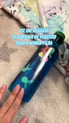 Aquário sensorial c/ garrafa de plástico 🐟🐠 A Liz está com 5 meses e numa fase em que tudo o que é novo é maravilhoso! Ela fica encantada com qualquer coisa que seja diferente do habitual.  Então, vi na rede vizinha esta ideia de aquário sensorial e decidi experimentar.  Desde o momento em que comecei a separar os materiais necessários ela manteve toda a atenção no que eu estava a fazer 😄  Para fazer o aquário precisamos de:  1 garrafa de plástico  Papel Eva Tesoura Corante Azul  Super cola ou cola quente  E lógico, água! (Dica de vó: se não quiserem comprar corante azul, existem umas garrafinhas de água que já são da cor azul, é só encher de água e está pronta!) •Começamos por limpar devidamente a garrafa, tirar o rótulo e encher de água [eu enchi apenas até à parte arredondada da garrafa] •Cortamos o papel Eva em formato simples de peixinhos [valorizem a mãe que não tem muito jeito para trabalhos manuais😅] •Colocamos umas gotinhas de corante na garrafa [eu coloquei 6] e agitamos um pouco •Colocamos os peixinhos na garrafa  •Para segurança do bebé fechamos com super cola ou cola quente [eu coloquei por dentro da tampa, na “dobra” da tampa]  E está pronto!  Pode ser apresentado a bebés a partir dos 3 meses!  Para além de favorecer o tummy time, estimula a curiosidade, a visão, a atenção e a coordenação motora ☺️  Aconselho a que supervisionem sempre o vosso bebé durante a brincadeira e, se possível, que brinquem com ele 🩵  Será que a Liz gostou? Sim ou claro?😄🥰 #aquariosensorial #tummytime #atividadesparacrianças #atividadesinfantis #mae #maedemenina #maternidade #coordenacaomotora #estimularbrincando #estimularbebes #concentracao #tiktok #tiktokportugal #tiktokvideo 