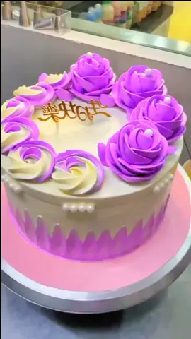 #cakes #confeitaria #rosetas #bolodeaniversario #cakedesign #confeiteira #bolo #confeiteiradesucesso #fyp 