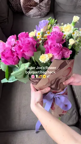 sustainable, easy + adorable hack for making a vday bouquet in minutes 💐💡 #traderjoesbouquet #traderjoesflowers #traderjoes #traderjoesflowerbouquets #traderjoeshack #valentinesbouquet #flowerbouquet #diyflowerarrangement #vdayflowers #vdayhack #diyflowerbouquet 