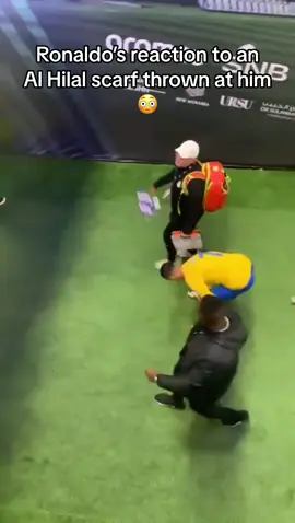 What did Ronaldo just do with that Al Hilal scarf?😳😳 #ronaldo #cristianoronaldo #alhilal #alnassr #riyadhseasoncup 