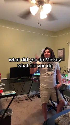Mickey wasn’t safe!!!!!! #fyp #tal_on #comedy #funny #horror #mickeymouse #clubhouse #donaldduck #goofy #minnie 