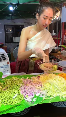 Hardworking ex-aircrew skillfully crafts a street food menu at the fair - ปังมาก! ข้าวคลุกกะปิอดีตสาวแอร์ สายการบิน ขายดีสุดๆ #shorts #reels #food  📍 ข้าวคลุกกะปิแม่พลอย - งานเกษตรแฟร์ 2-10 กุมภาพันธ์ 67 โซน M ม.เกษตรศาสตร์ เขตบางเขน กรุงเทพฯ
