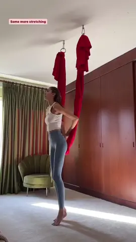 Şevval Şahin, hamak yogası yaparak vücudunu esnettiği anları paylaştı. #şevvalşahin  #manken  #yoga  #hamakyogası  #spor  #egzersiz  #sosyalmedya  #paylaşım  #magazin  #posta  #haber  #gündem