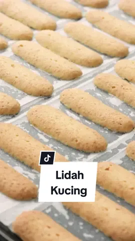 Lidah Kucing tanpa cetakan dan hasilnya renyah, cocok untuk sajian keluarga pas Imlek. Makin spesial dan harum menggunakan butter dan keju cheddar dari @anchor_indonesia  Resep Lidah Kucing (untuk 100 pcs) Bahan: 75 gr Anchor Unsalted Butter (suhu ruang) 75 gr Anchor Tinned Salted Butter 90 gr gula halus ½ sdt garam 1 sdt perisa vanila 1 butir kuning telur 15 gr susu bubuk  120 gr tepung terigu protein sedang ½ sdt baking powder 60 gr Anchor Cheddar Cheese 50 gr putih telur Cara membuat: 1. Parut keju dan sisihkan 2. Di dalam mangkuk kocok mentega tawar, tinned salted butter dan gula halus hingga pucat dan mengembang 3. Masukkan kuning telur, garam dan perisa vanila, mixer hingga rata 4. Masukkan tepung terigu, baking powder dan susu bubuk sambil di saring. Masukan keju parut, mixer kembali hingga rata 5. Masukkan putih telur, kocok sesaat kemudian pindahkan ke dalam piping bag 6. Siapkan baking paper seukuran loyang yang akan digunakan. Lipat menjadi 4 bagian lalu lipat lagi sekitar 1 cm untuk jarak 7. Semprotkan adonan lidah kucing lalu panggang di suhu 130 derajat celcius selama 25 menit 8. Lidah kucing keju siap disajikan
