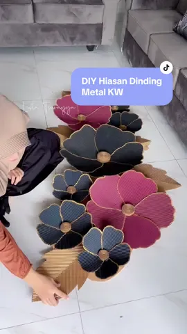 DIY Hiasan dinding metal KW 🤣  Edisi mamak mamak pen dekor rumah tp ga ada budget 😅 Mayan kan yah modal cat & kardus doang haahaa #dekorasirumah #dekorrumahminimalis #dekorruangtamu #hiasandindingkardus #metalwalldecor #DIY #tutorial #idekreatif #cardboard #giantflower #homedecor #bungajumbo #DIY #craft 