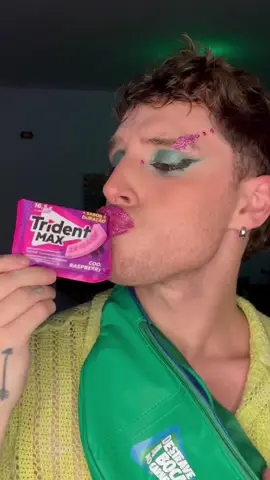 Lookzinho para aproveitar os blocos com a ajuda de @trident_brasil. E se liga no novo sabor Trident Max Cool Raspberry, que tem o dobro de sabor e o dobro do tamanho. Então bora cantar, dançar, beijar e destravar muito essa boca no Carnaval!! #DestraveABoca #MascaEDestrava #publicidade