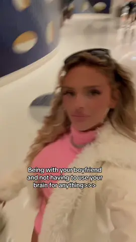 Just here lookin cute on his shoulder 🥰