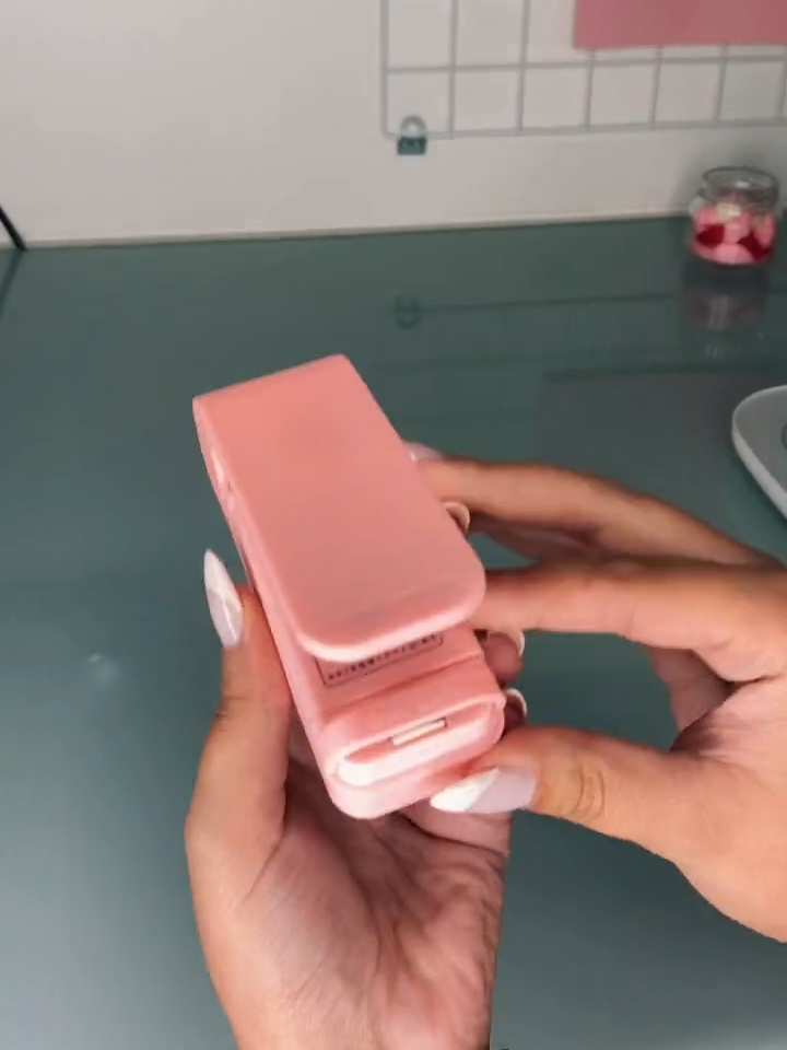 Link: https://64980e-2.myshopify.com/collections/acessorios/products/mini-seladora-portatil-de-plastico-para-cozinha #achadinhos #achadinhasshopee #achadinhosaliexpress #utencilios #foryou #tiktok #cozinha #diaadia #fyp #fy 