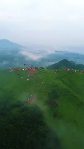 Gunung yang lagi viral di Bandung ⛰️😍 #gunungpangradinan #bandung #fyp 