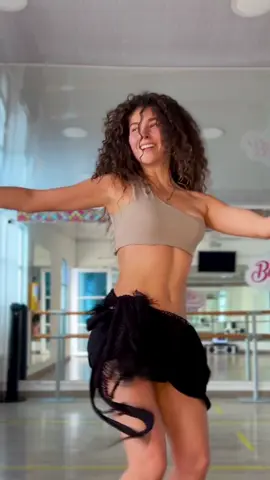 Song by: #marcosotero song: #rare #dancaduventre #danzadelvientre #bellydance #drumsolo #drumsolobellydance #drum #drumbellydance  #darbuka 