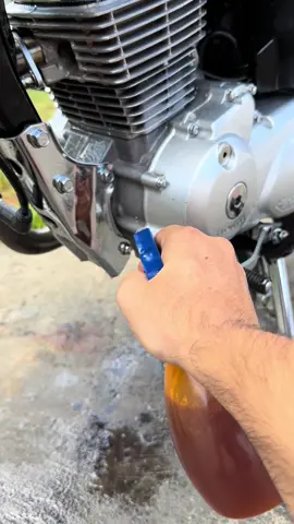 PRIMEIRO PASSO NA LAVAGEM DO MOTOR DA 150 😍 Salve galera boa pa noix ✌🏽 hoje resolvi dar um talento na 150 pra tirar todo o oleo vazado no motor que acabou grudando por todo lado e quando esquenta o motor faz uma sujeira entao o primeiro passo e retirar todo esse oleo que esta grudado com poeira no motor da moto. #mayconaragao #dicaspara2024 #pecas #dicas #honda #yamaha #hondamotos #top #talento #lavagem #estetica #ks #oleo #maycon #londrina #titan #zera #titan150 #150tona #marcha #milgrau #produto #sujeira #ferrugem #150 #esd 