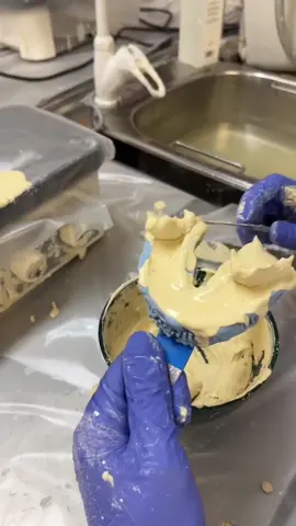 Part II - using dental gypsum to produce study models 🦷🧚‍♀️ #dentalstudent #dentistry #dentalschool #tandläkarstudent #tandläkarprogrammet #dentaltechnicians #dentallab #dentalgypsum #dentist 
