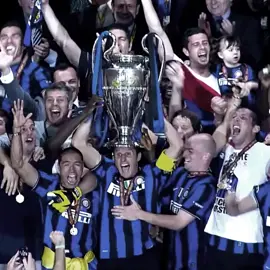 And no one leaves!🥹😭⭐️🔥 In the 2009-2010 season, Inter Milan, under the management of José Mourinho, made a historic run to win the UEFA Champions League. After overcoming Barcelona in the semi-finals, Inter faced Bayern Munich in the final held on May 22, 2010, at the Santiago Bernabeu Stadium in Madrid. With an outstanding performance, Inter defeated Bayern 2-0, with goals from Diego Milito, thus securing the historic treble that season, comprising Serie A, Coppa Italia, and the Champions League. It was the club's third Champions League victory in its history. #inter #internazionalemilano🔵⚫🔵⚫ #internationalmilano #CapCut #INTER #milano #english #derby #milanoèsolonerazzurra⚫🔵 #lautaromartinez #Thuram #supercoppa 