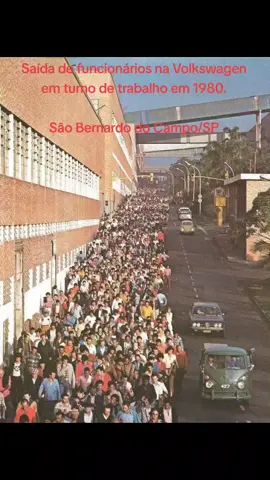 Saída de funcionários na Volkswagen em turno de trabalho em 1980. São Bernardo do Campo/SP #quemlembra #quemlembral? #canalquemlembra #canalquemlembra? #volkswagen #tiktok #FalaGalvao 