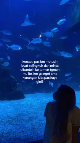 kenapa yaa?? aku salah apaa aku kurang apaa, kenapa kok tega banget gitu ampe ke temen-temen mu juga, katanya sayang :(