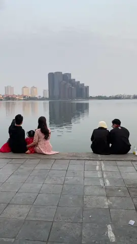 Mùng 1 tết tình cờ  quay được 1 khoảnh khắc thật đẹp” Tình yêu tuổi trẻ & Tình Yêu gia đình “ #fyp #foryou #xuhuong #hotay_hanoi #hotay #xh #hanoi #xhtiktok #viral #fypシ #tinhyeu #hanhphuc #langthanghanoi #hanoi 