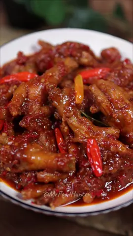 CEKER PEDAS MANIS Bahan-bahan: 500gr ceker ayam 2 batang serai 3 cm lengkuas 3 cm jahe 4 daun jeruk 400ml air 1 sdt gula pasir 1 sdm gula merah 3 sdm kecap manis 1 sdt kaldu ayam Bumbu halus: 7 cabe merah keriting 12 rawit merah 8 bawang merah 4 bawang putih 3 kemiri 1 sdt garam Selamat mencoba...