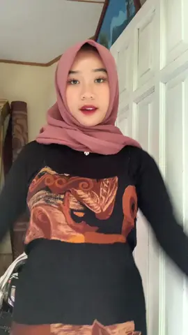 kalian gak liburan kah? sorry agak susah ngetiknya soalnya smbil nyetir Pajero sport