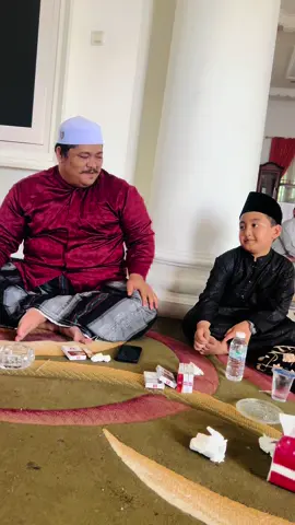 Syahat ngaji bareng idola nya...syahat begitu mengidolakan syeh rajif..ketika acara d rumah syahat alhamdulillah bg rajif bisa mengisi acara..bukan ayah nya btw😁🙏🏻
