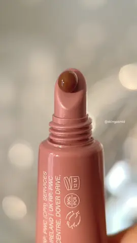 Fave lip balm but make it toasted 🍞🍞 The only thing i’m disappointed is that this hasn’t any scent like the OG ones. Still love it though especially this nude everyday shade, also stunningly gorgeous paired with lip liners!  . #rhode #lipbalm #tintedlipbalm #glossylips #macrolips #lipswatches #aestheticbeauty #aestheticedits #beautybloggers #beautycommunity #ugccreator
