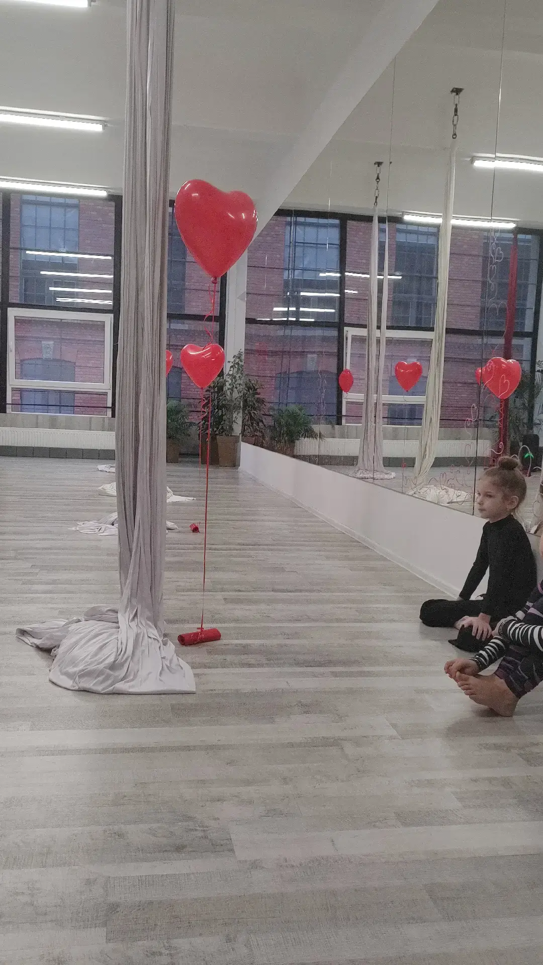 Fly... ♥️ #fly #akrobatykapowietrzna #akrobatyka #szarfyakrobatyczne #szarfypowietrzne #szarfy #warsztaty 